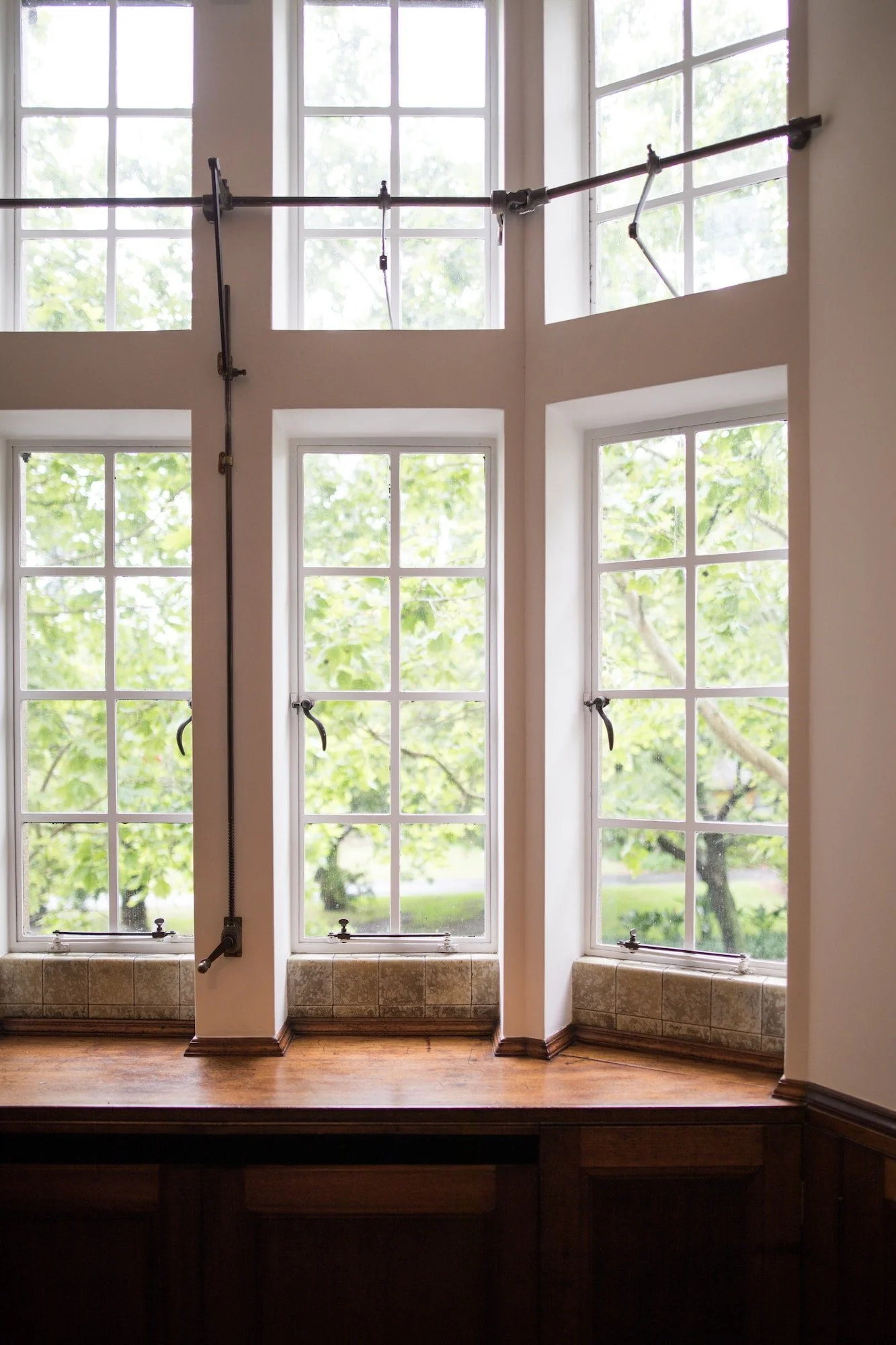 Spröjsade träfönster – fönsterrenovering i Floda